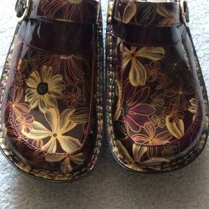 Algeria Seville wine and flowers patent shoes